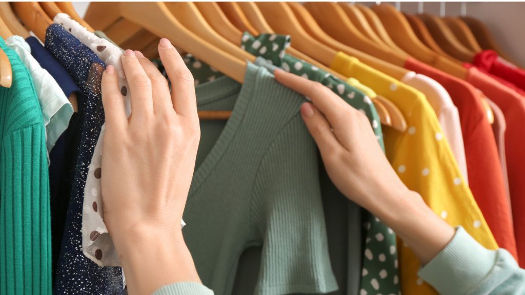 洋服を選ぶ手